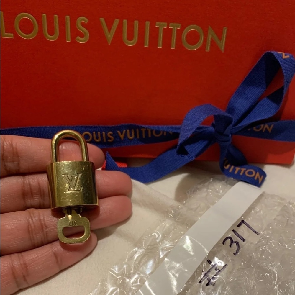 Louis Vuitton Padlock &key #317